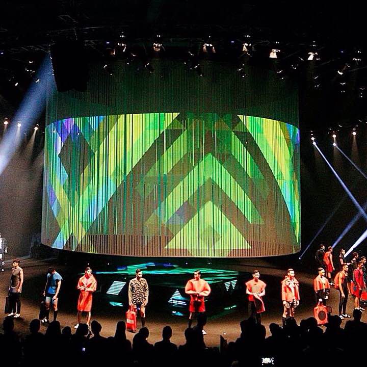 Max Lee phanh ngực sải bước trong Đêm Hội Chân dài 9